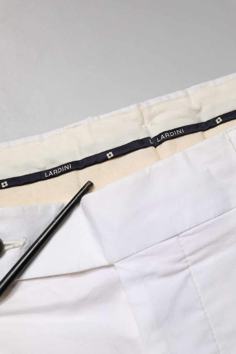 Lardini Witte katoenen stretch taps toelopende chinobroek met middelhoge taille