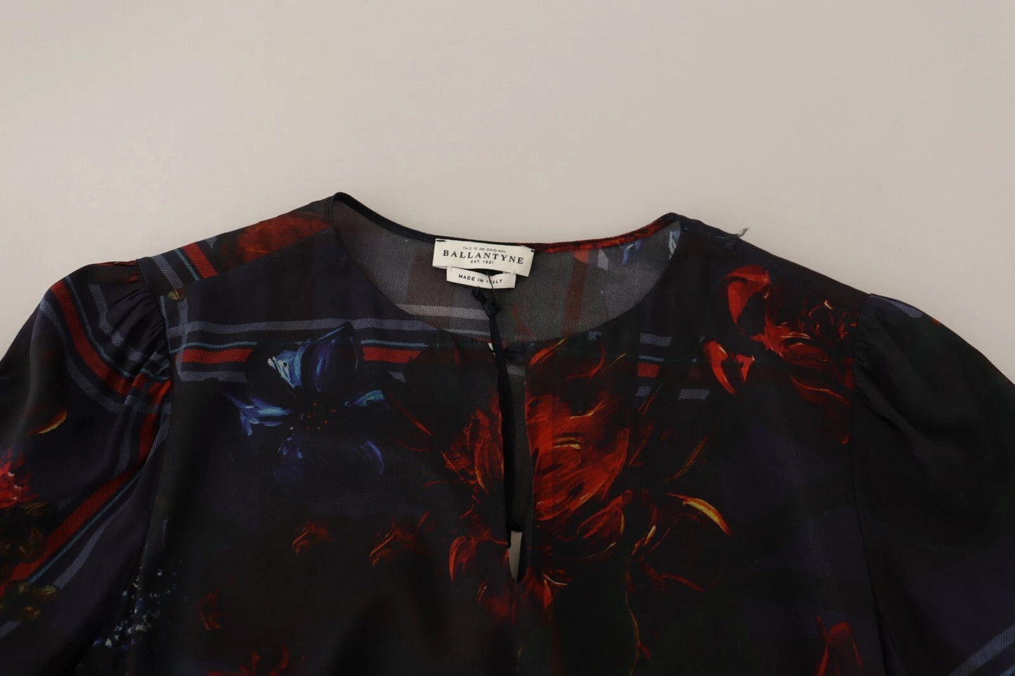 Robe Ballantyne trapèze en soie bleu marine à fleurs, manches longues, longueur genou, coupe trapèze, manches longues.