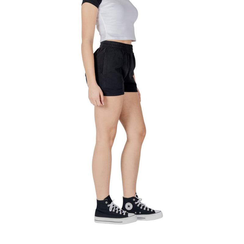 Converse STAR CHEVRON SHORT Black Cotton Bermuda Shorts Women