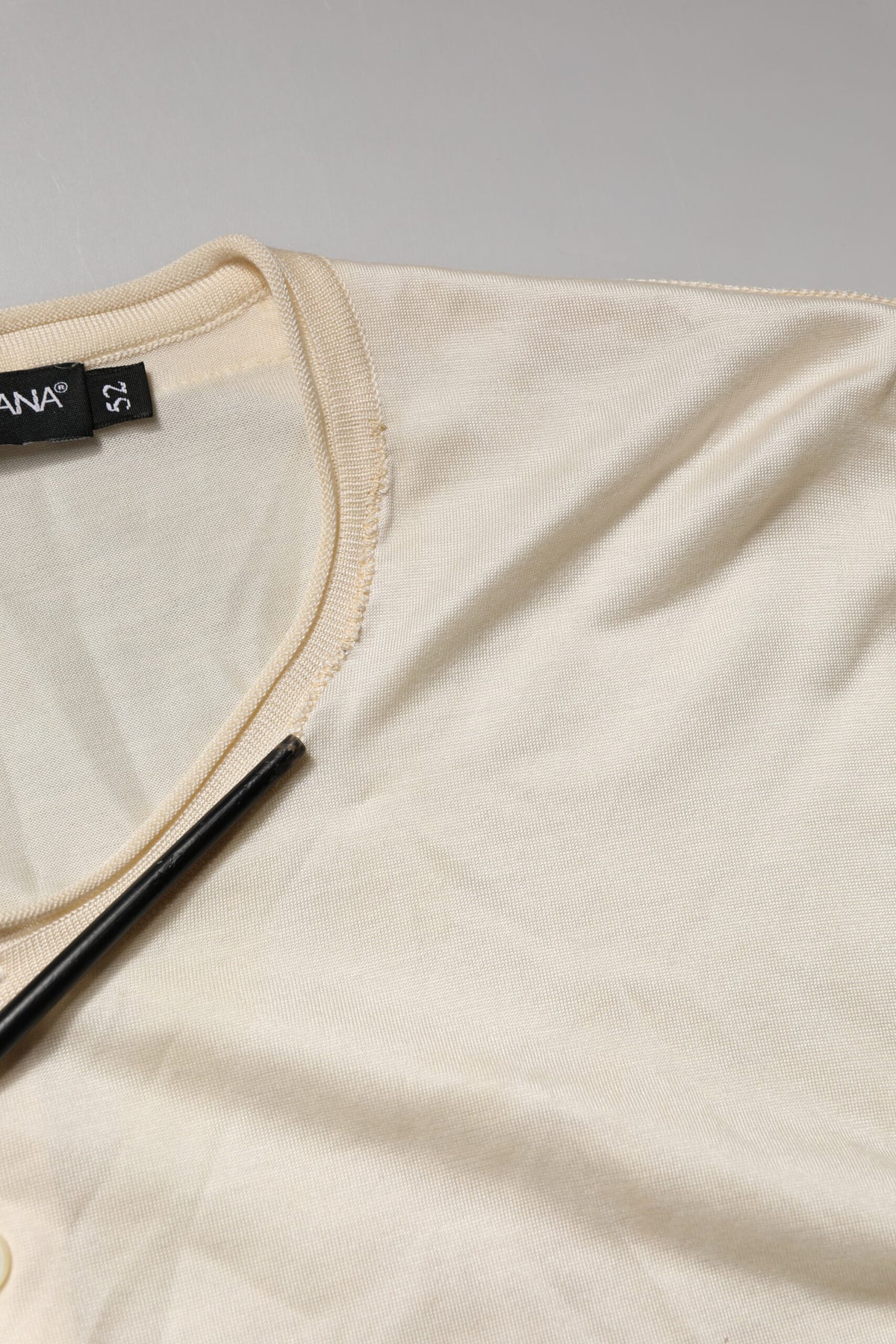 T-shirt Henley Dolce &amp; Gabbana blanc cassé en mélange de coton pour homme