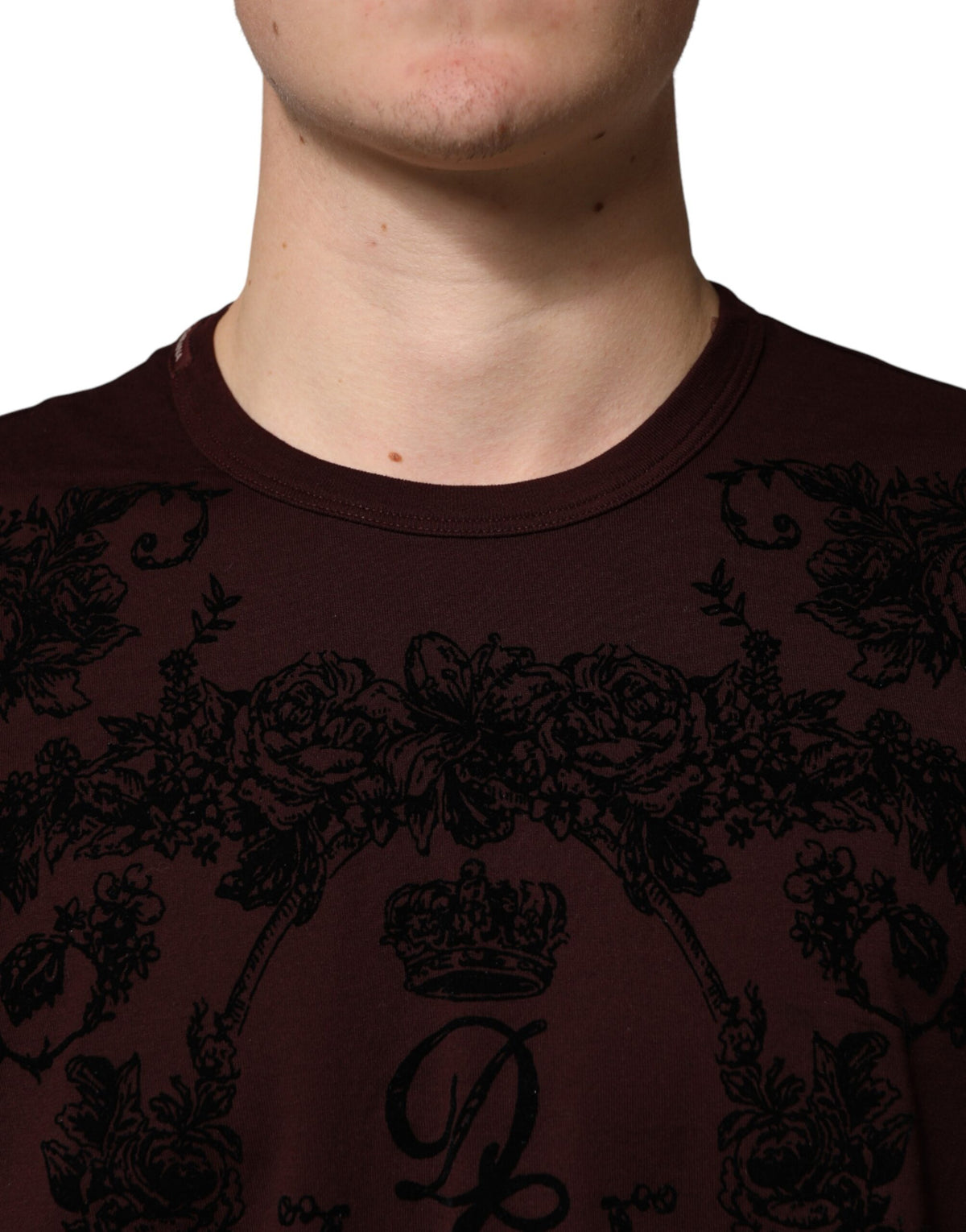 T-shirt homme Dolce &amp; Gabbana à col rond, motif floral et couronne DG, couleur bordeaux.