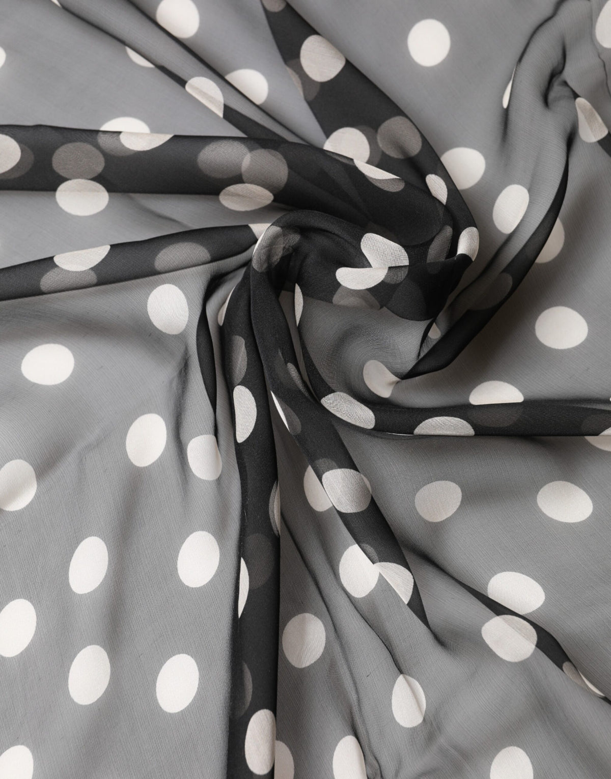 Châle Dolce &amp; Gabbana en soie à pois noirs, 205 cm x 137 cm
