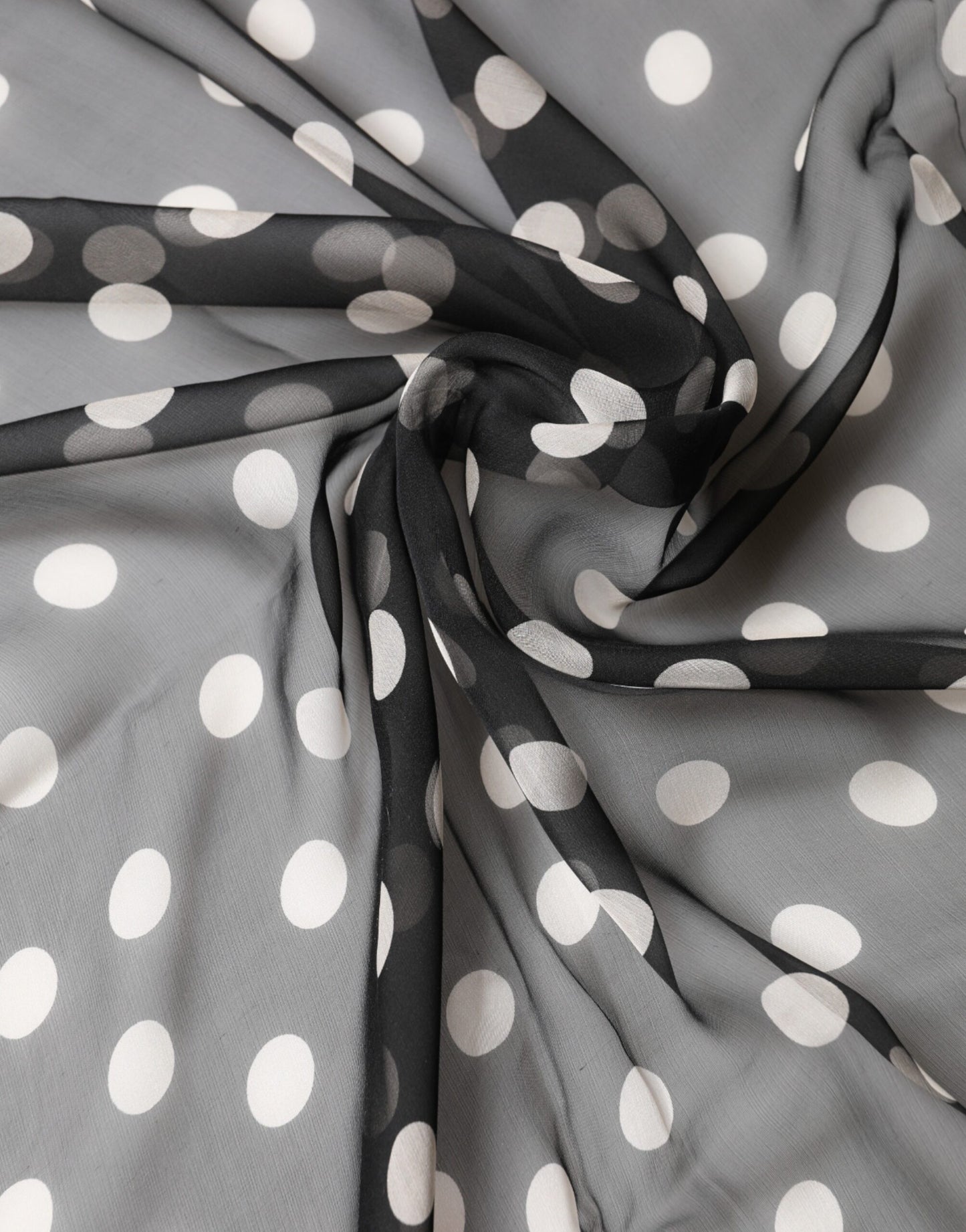 Châle Dolce &amp; Gabbana en soie à pois noirs, 205 cm x 137 cm