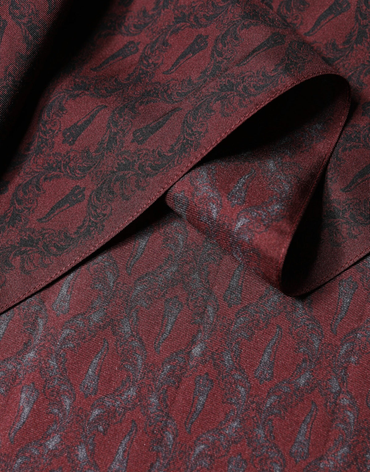 Foulard Dolce &amp; Gabbana en soie à motifs bordeaux pour homme, 133 cm x 22 cm