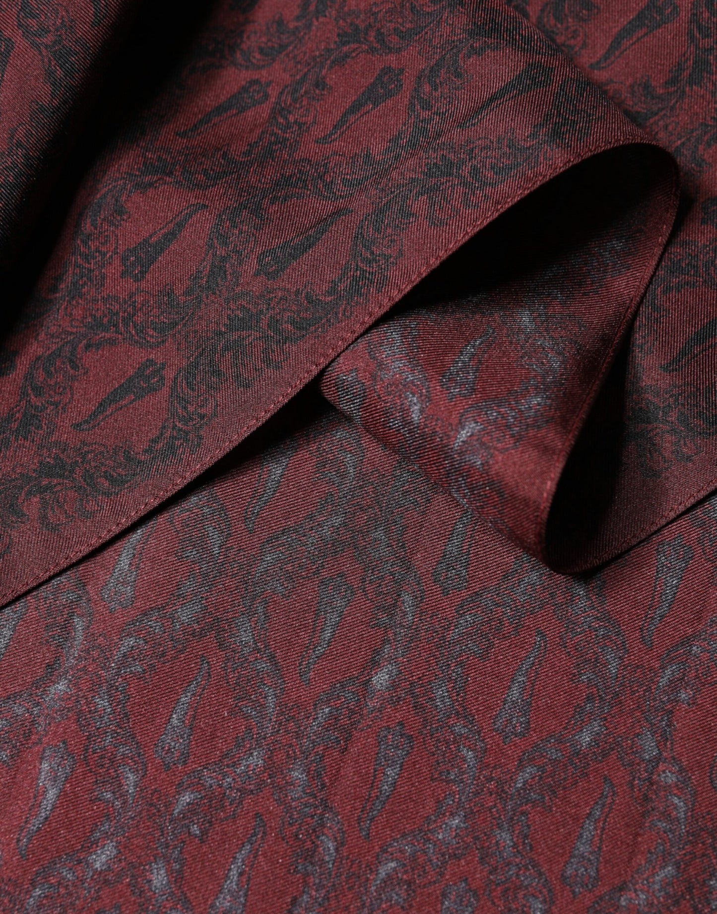 Foulard Dolce &amp; Gabbana en soie à motifs bordeaux pour homme, 133 cm x 22 cm