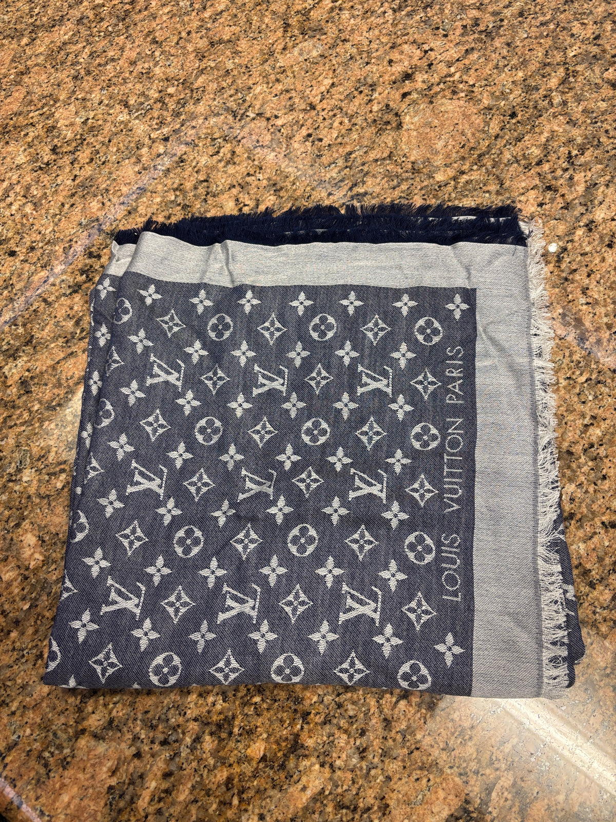 Châle en denim Monogram Louis Vuitton - Élégance chic et style intemporel