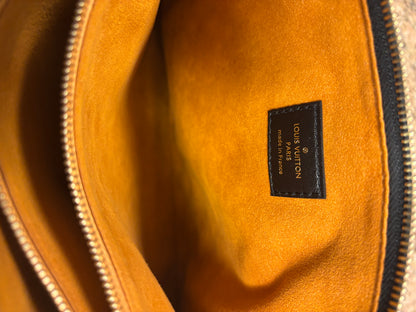 Louis Vuitton Coussin MM handtas in zwart leer