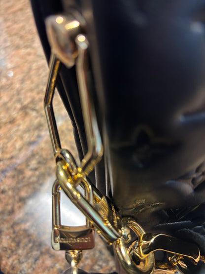 Louis Vuitton Coussin MM handtas in zwart leer