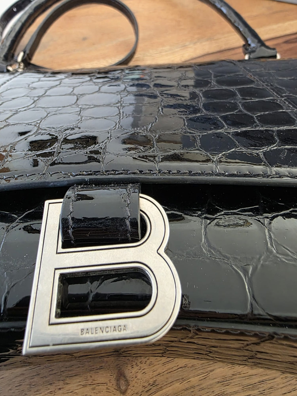 Sac noir Balenciaga - Ligne de sablier - Cuir gaufré Crocodile - Charnière