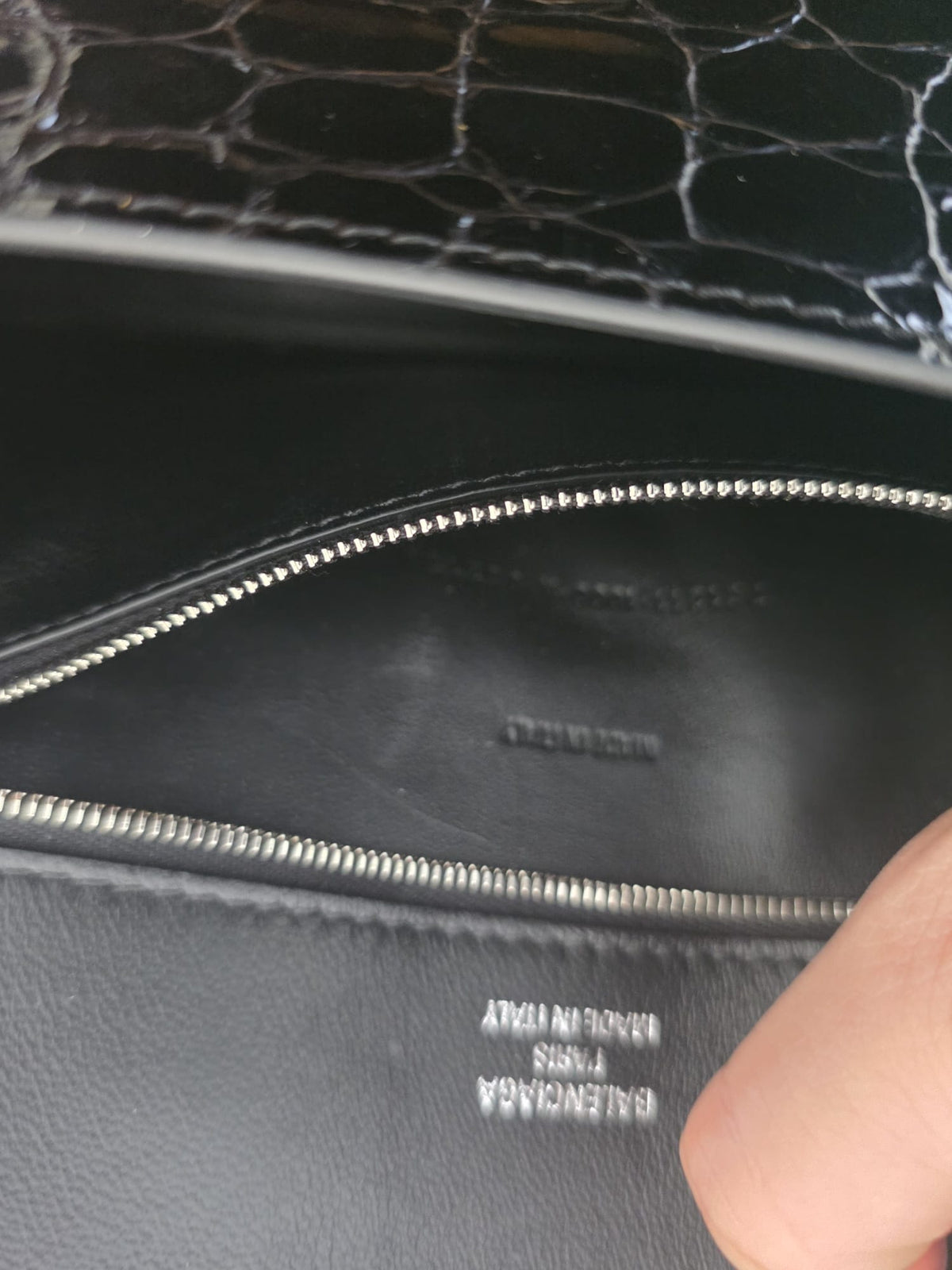 Sac noir Balenciaga - Ligne de sablier - Cuir gaufré Crocodile - Charnière