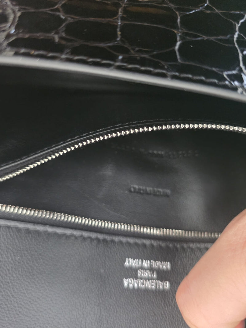 Sac noir Balenciaga - Ligne de sablier - Cuir gaufré Crocodile - Charnière