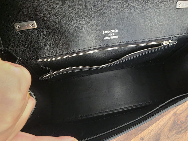 Sac noir Balenciaga - Ligne de sablier - Cuir gaufré Crocodile - Charnière
