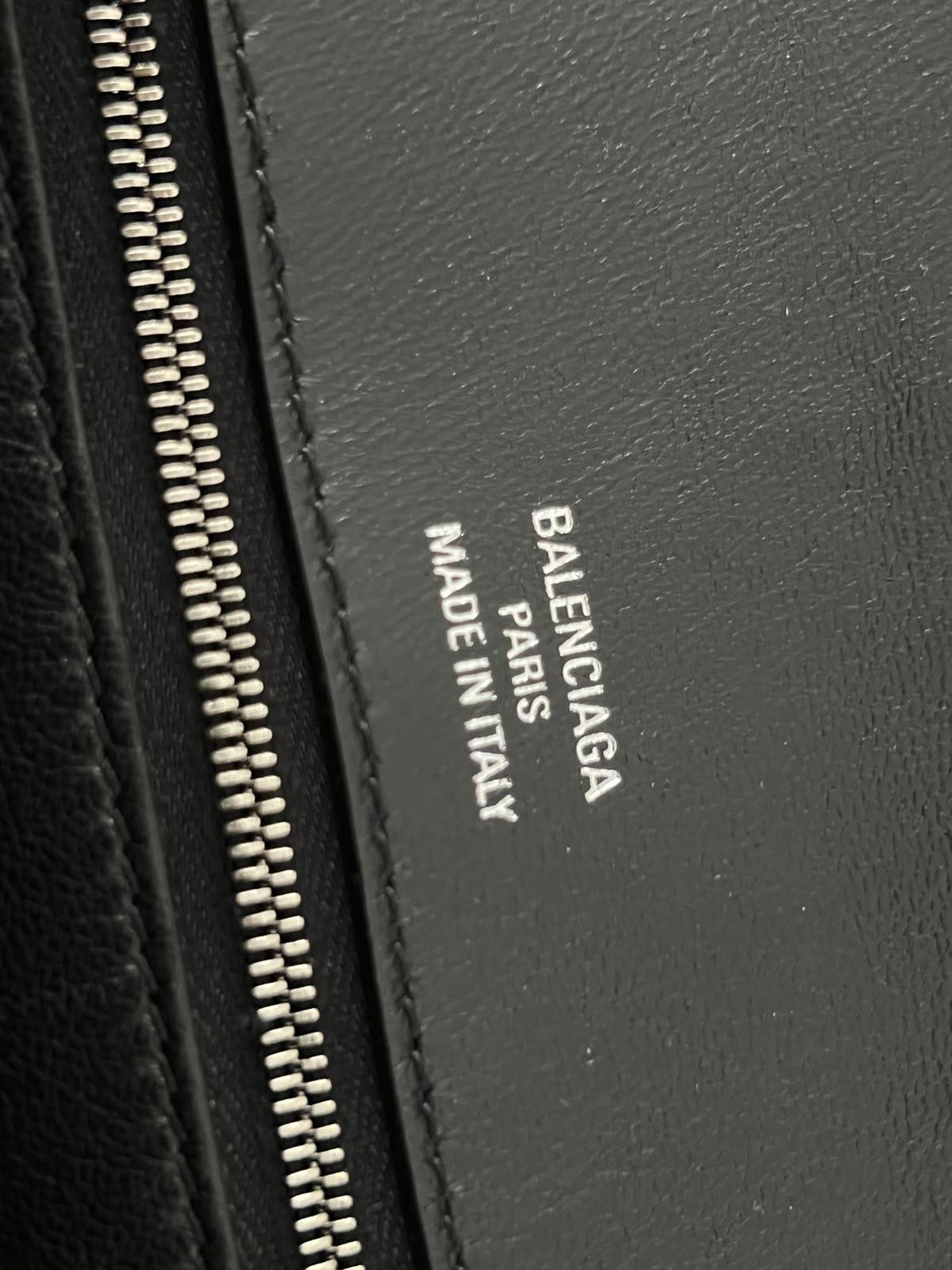 Sac noir Balenciaga - Ligne de sablier - Cuir gaufré Crocodile - Charnière