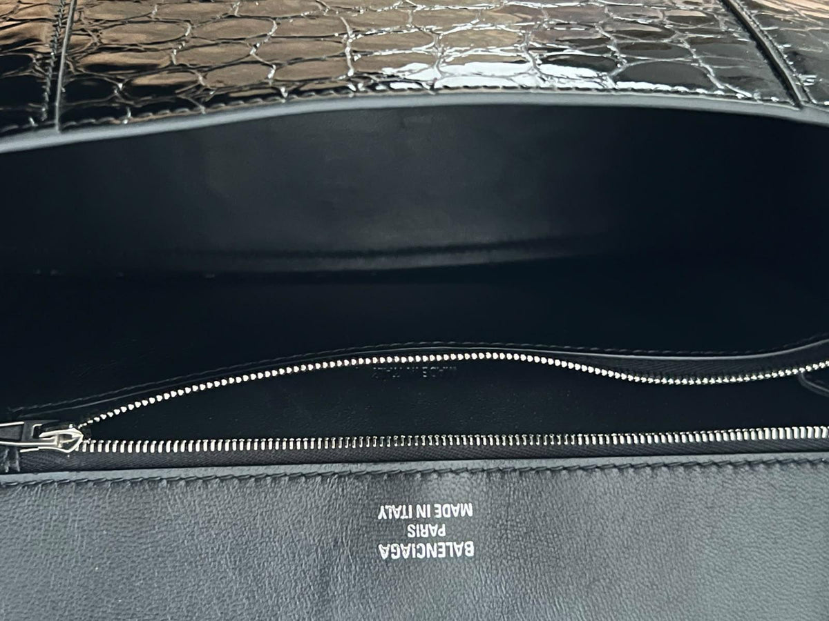 Sac noir Balenciaga - Ligne de sablier - Cuir gaufré Crocodile - Charnière
