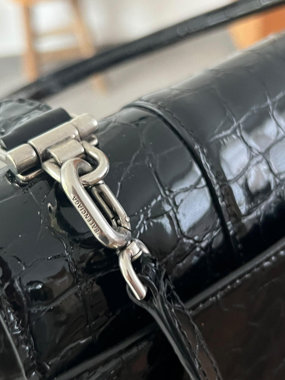 Sac noir Balenciaga - Ligne de sablier - Cuir gaufré Crocodile - Charnière