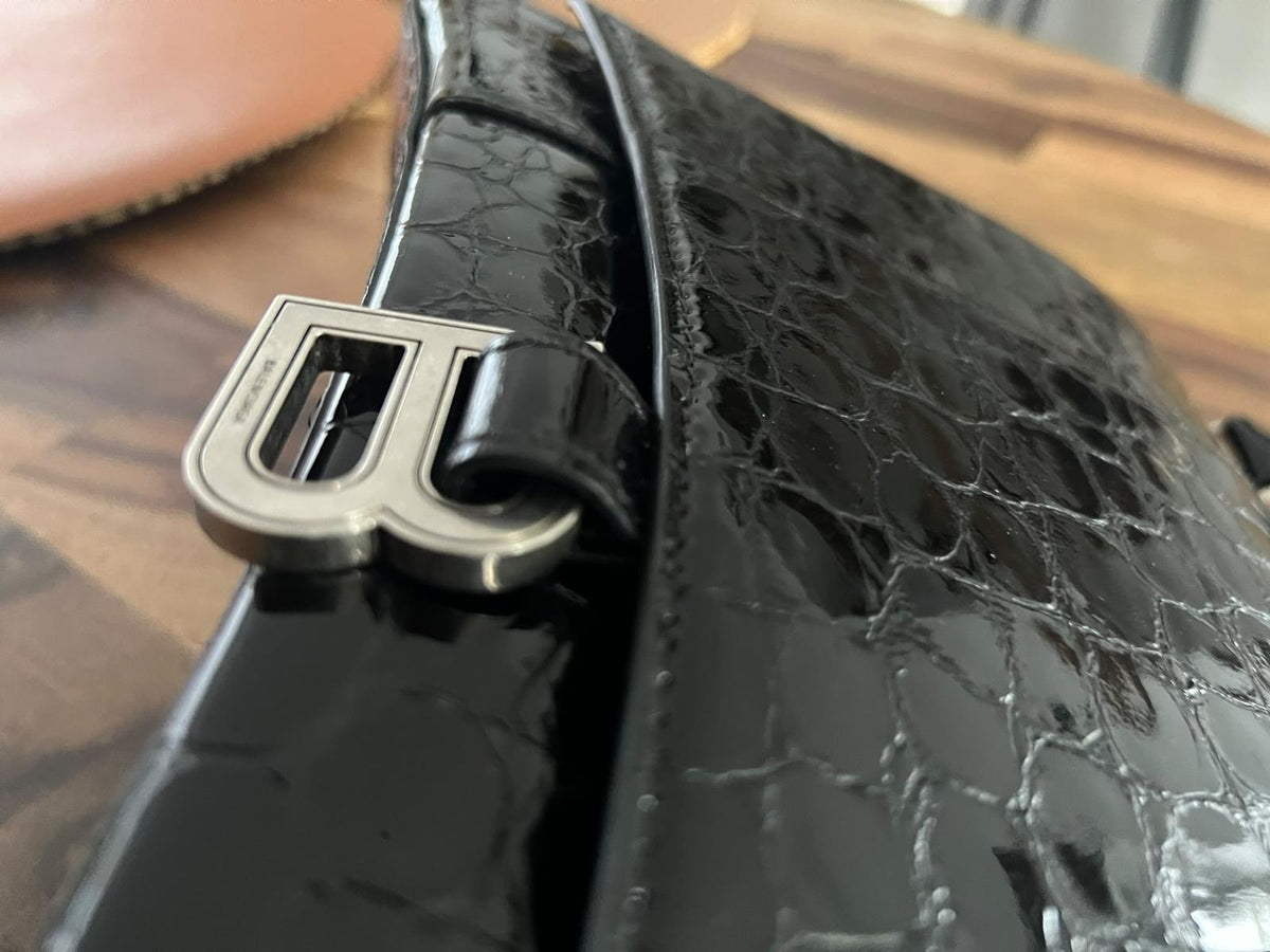 Sac noir Balenciaga - Ligne de sablier - Cuir gaufré Crocodile - Charnière
