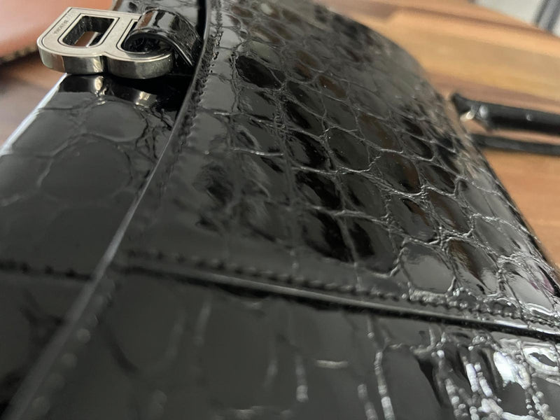 Sac noir Balenciaga - Ligne de sablier - Cuir gaufré Crocodile - Charnière
